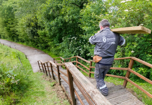 O Concello de San Sadurniño repara pasarelas e escaleiras no paseo fluvial